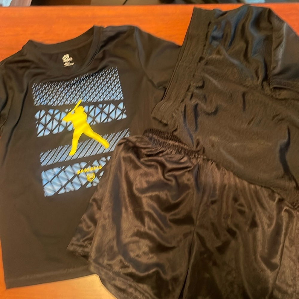 Bundle of 3 one t shirt 2 shorts size 6